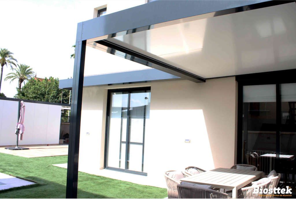 Un techo fijo que oculta por completo su parte interna gracias a su estructura perimetral. Te enseñamos el nuevo techo de Biosttek S-QUADRATTO. ¡Descúbrelo!